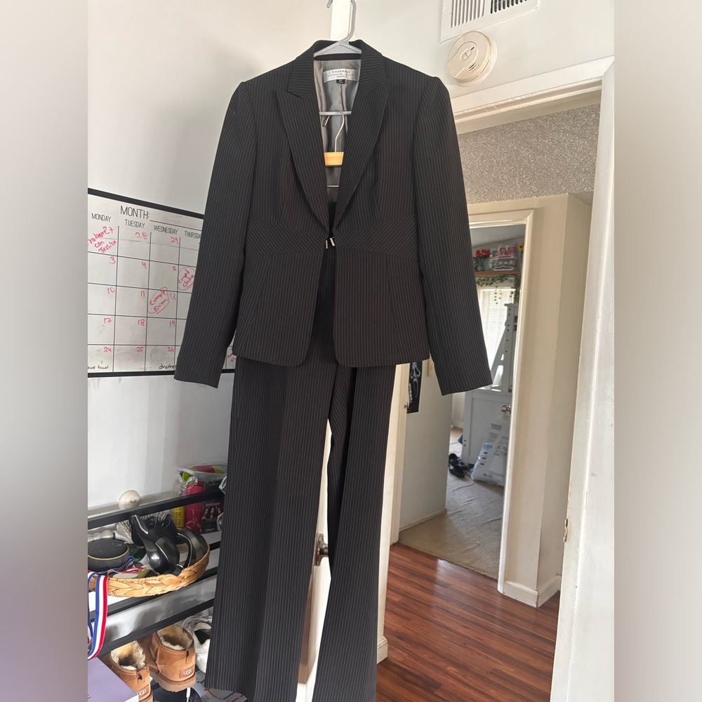 TAHARI SUIT